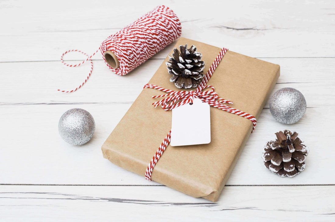 present-box-wrap-near-christmas-balls-snags-min-min-min (1) (1)-min (1) (1)